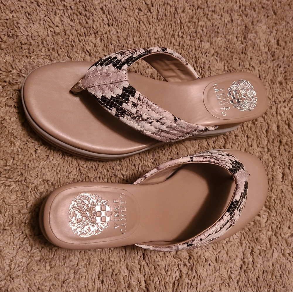 Vince Camuto Beige and Black Sandals